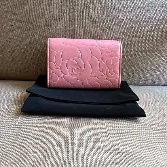 Chanel Camellia Card Holder second hand - Picture 2 of 14
